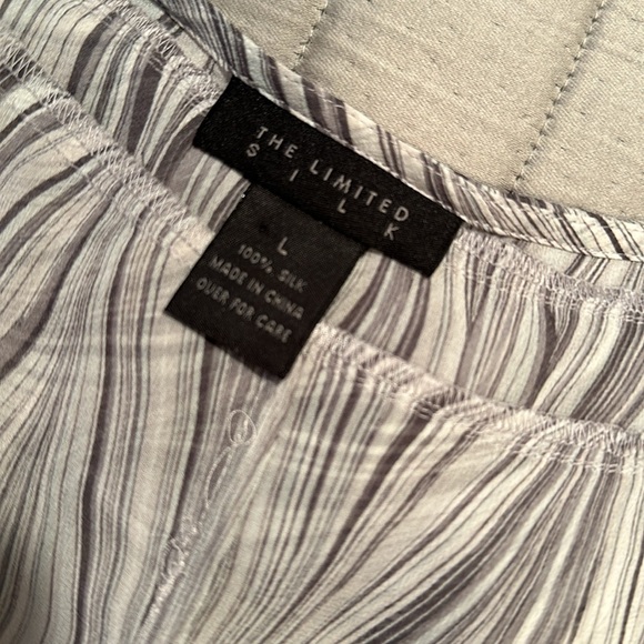 The Limited 100% silk blouse, sleeveless size large - Picture 2 of 11